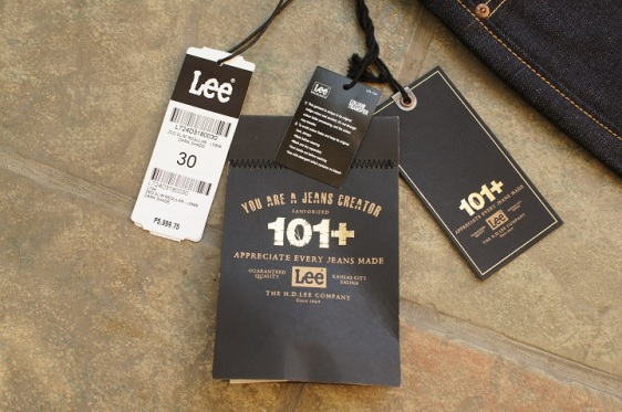 It came with numerous high quality tags. Gold foil was used on some of the printing, giving an impression of quality. 